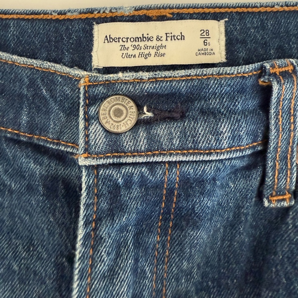 Abercrombie Ultra High Rise 90s Straight Jean in Dark